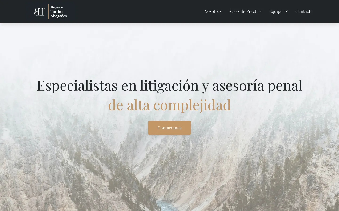 Portada del sitio de BT Abogados sobre un paisaje de montaña con niebla.