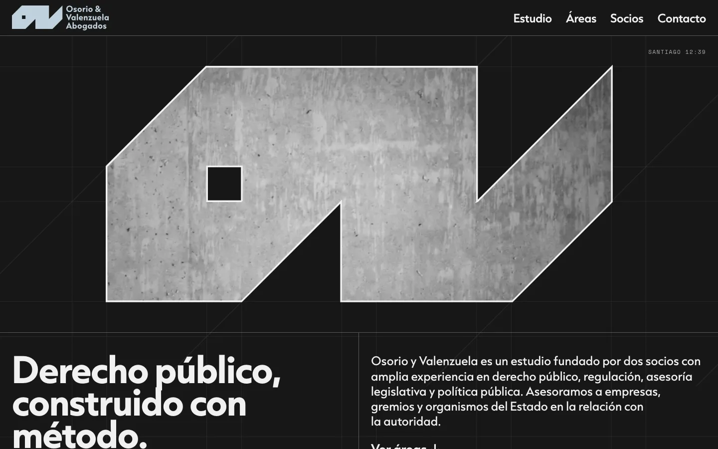 Portada del sitio de Osorio & Valenzuela con el isotipo en textura de hormigón sobre una grilla.